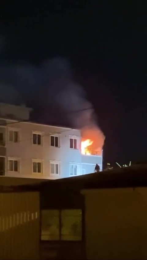 Hatay’ın Kırıkhan ilçesinde dört katlı bir apartmanın en üst katında