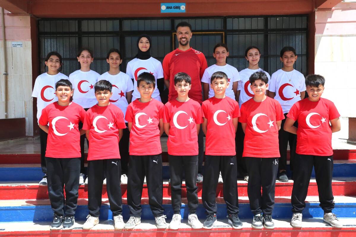 Kahramanmaraş merkezli depremlerden etkilenen Hataylı ortaokul öğrencileri, 23 Nisan Ulusal