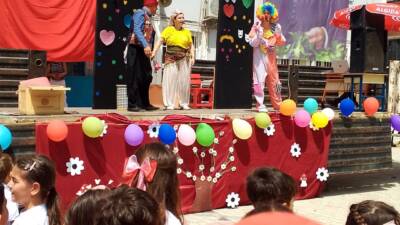 Hatay’ın Defne içlerinde yer alan Turunçlu İlkokulu’nda düzenlenen 23 Nisan