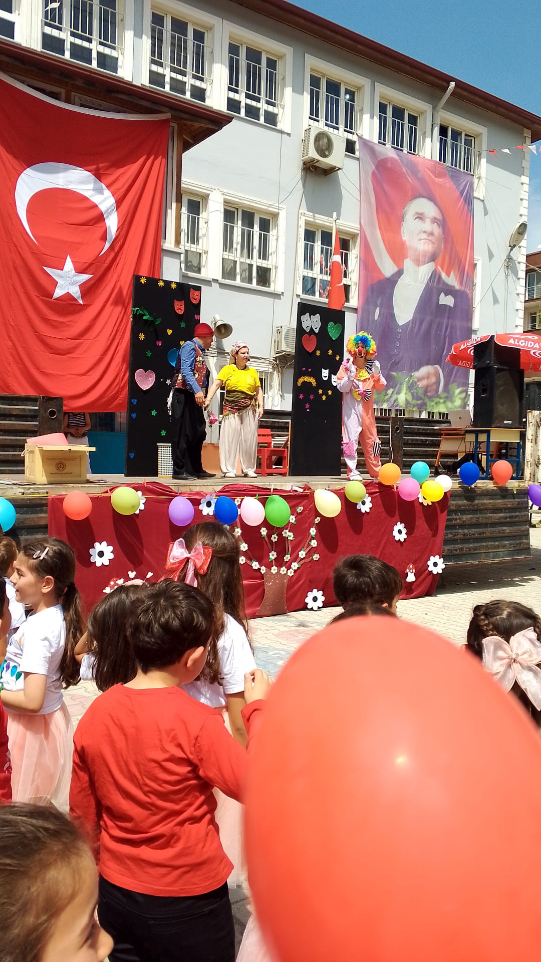 Hatay’ın Defne içlerinde yer alan Turunçlu İlkokulu’nda düzenlenen 23 Nisan