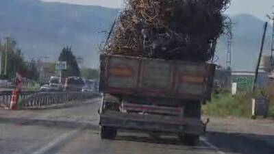 Payas’ta trafikte devrilme riskiyle ilerleyen hurda demir yüklü tıra 3