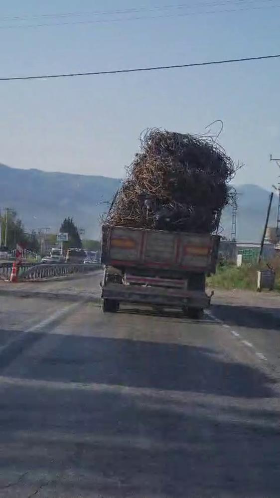 Payas’ta trafikte devrilme riskiyle ilerleyen hurda demir yüklü tıra 3