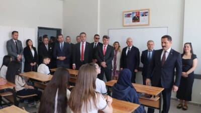 Hatay’ın Defne ilçesinde inşa edilen üç yeni okul, düzenlenen resmi