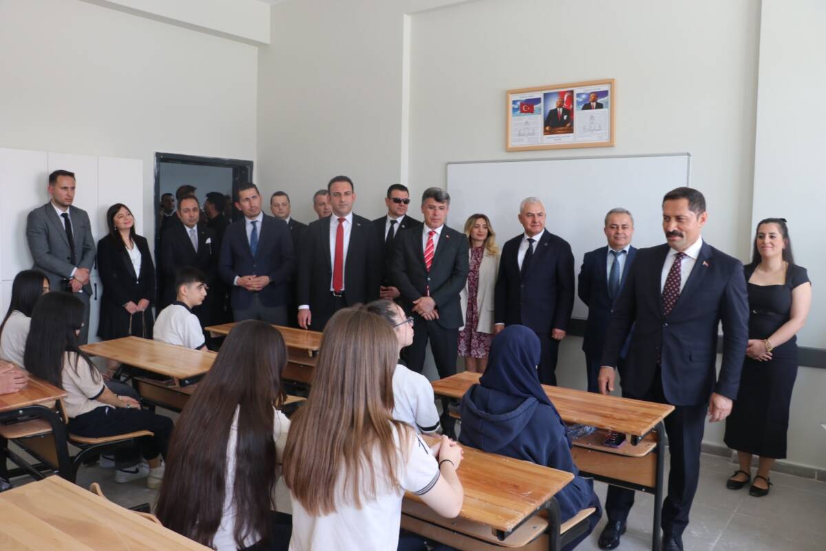 Hatay’ın Defne ilçesinde inşa edilen üç yeni okul, düzenlenen resmi