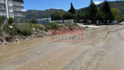 Defne ilçesi Armutlu Mahallesi’nde meydana gelen su borusu patlağı, bölge