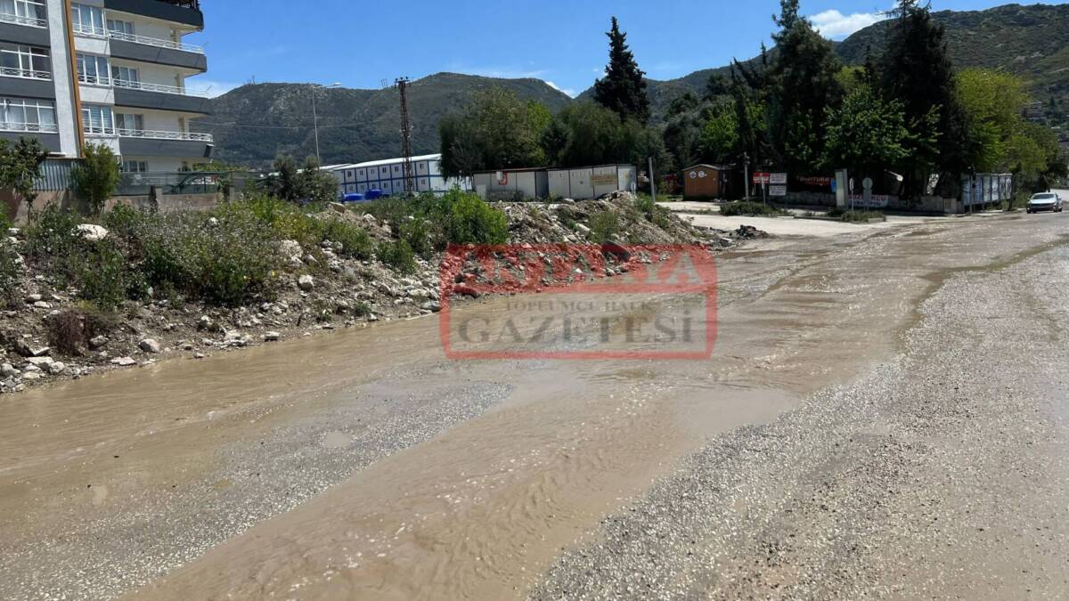 Defne ilçesi Armutlu Mahallesi’nde meydana gelen su borusu patlağı, bölge