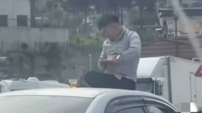 Hatay’ın Belen ilçesinde, seyir halindeki otomobilin tavanında alkol alan sürücüye