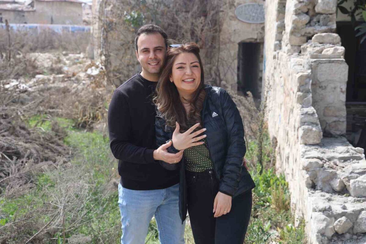 Hatay’da yaşanan büyük deprem sonrası yıkılan Antakya sokaklarında, Soner Köse’nin