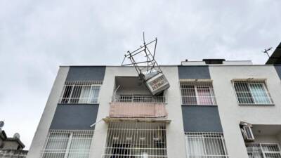 Hatay’ın İskenderun ilçesinde sabah saatlerinde etkili olan şiddetli fırtına, kent