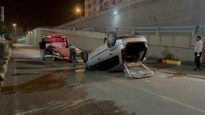 Hatay’ın İskenderun ilçesinde kontrolden çıkan otomobil, takla atarak ters döndü.
