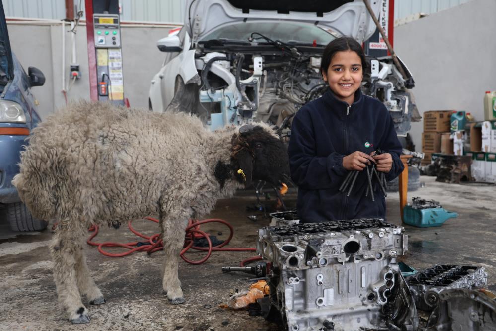 Antakya'da genç bir usta, oto tamirciliği mesleğini severek öğreniyor ve