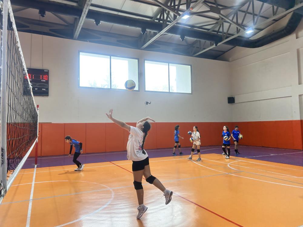 Hatay’ın Arsuz ilçesinde, Kahramanmaraş merkezli depremin izlerini silmek için büyük