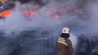Erzin ilçesindeki bir geri dönüşüm tesisinde çıkan yangın, itfaiye ekiplerinin