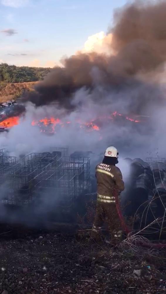 Erzin ilçesindeki bir geri dönüşüm tesisinde çıkan yangın, itfaiye ekiplerinin