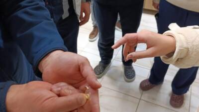 Hatay’ın Reyhanlı ilçesinde parmağına sıkışan yüzüğü kendi çabasıyla çıkaramayan bir