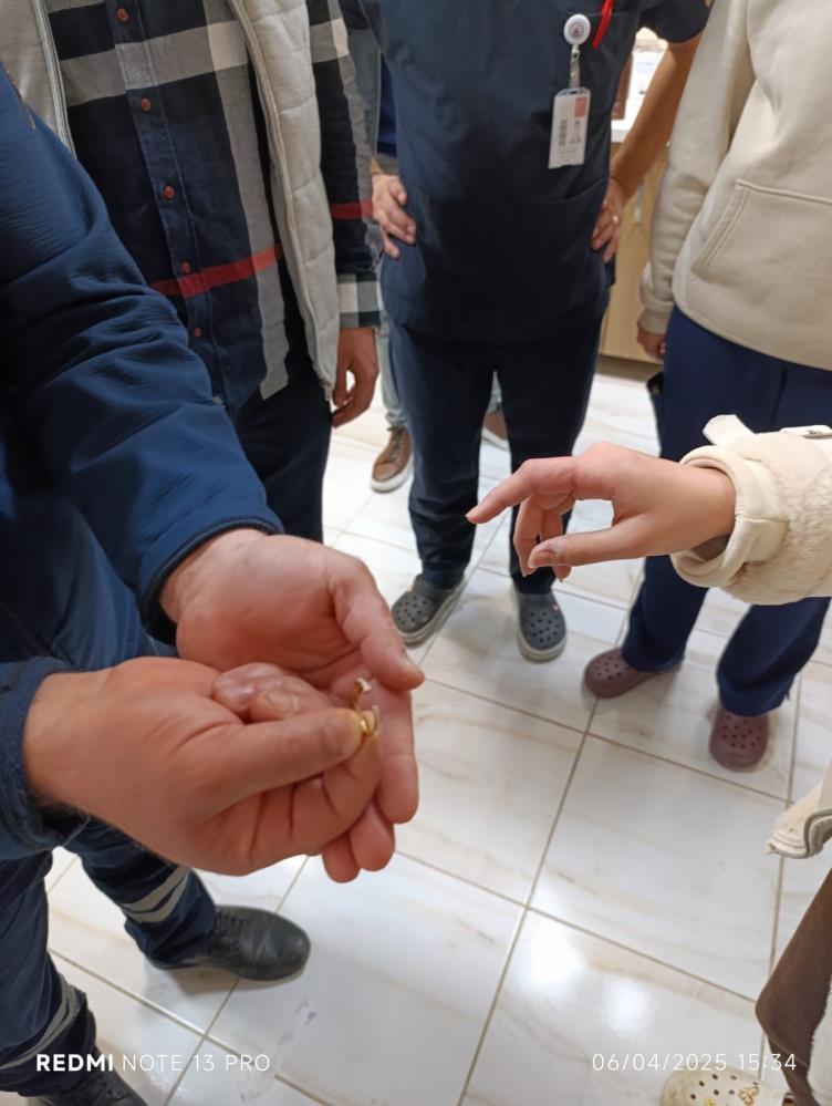 Hatay’ın Reyhanlı ilçesinde parmağına sıkışan yüzüğü kendi çabasıyla çıkaramayan bir