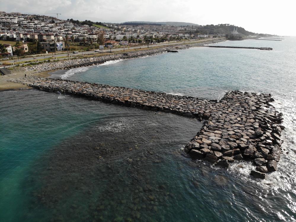 Hatay’ın Arsuz ilçesinde şiddetli fırtına sonrası yaklaşık 20 metre çekilen