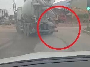 Hatay’ın Kırıkhan ilçesinde, çevreyolunda seyir halindeki bir beton mikseri, yol