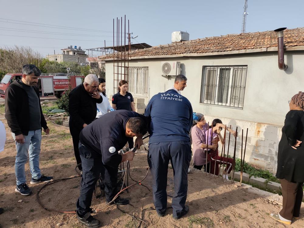 Hatay’ın Kumlu ilçesine bağlı Gökçeoğlu Mahallesi’nde yaşanan korkunç olayda, bir