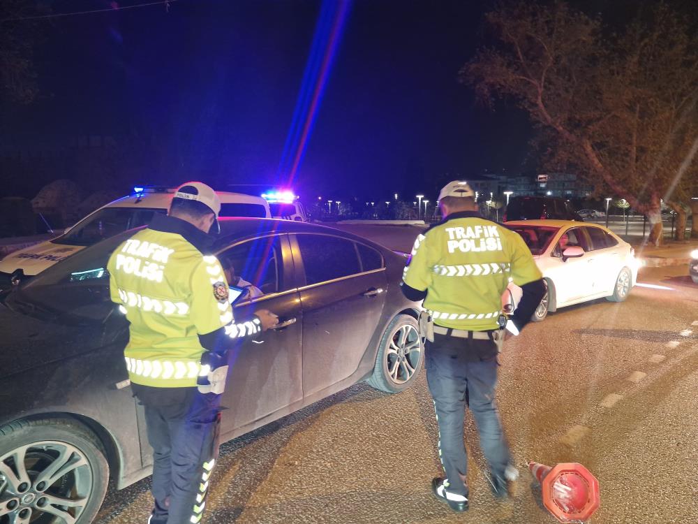 Hatay’ın Payas ilçesinde, İlçe Emniyet Müdürlüğü ekiplerinin gerçekleştirdiği denetimlerde, araçlar