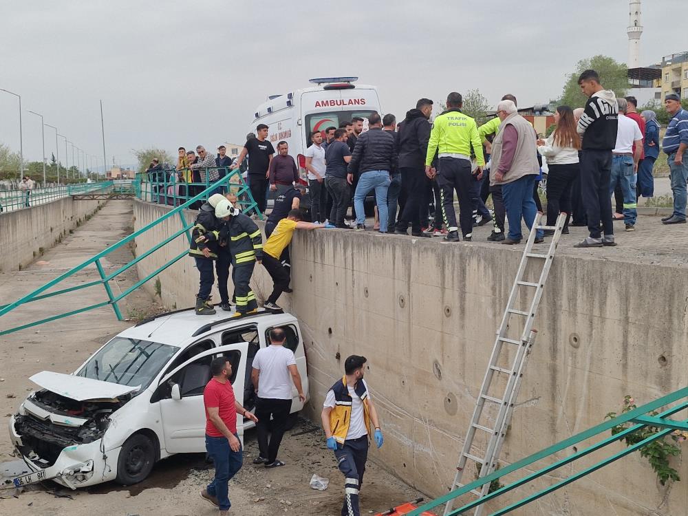 Hatay’ın Payas ilçesinde korkunç bir kaza meydana geldi. Kadın sürücüsünün
