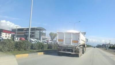 Hatay’ın Antakya ilçesinde, inşaat çalışmalarına bağlı olarak yük taşıyan kamyonların