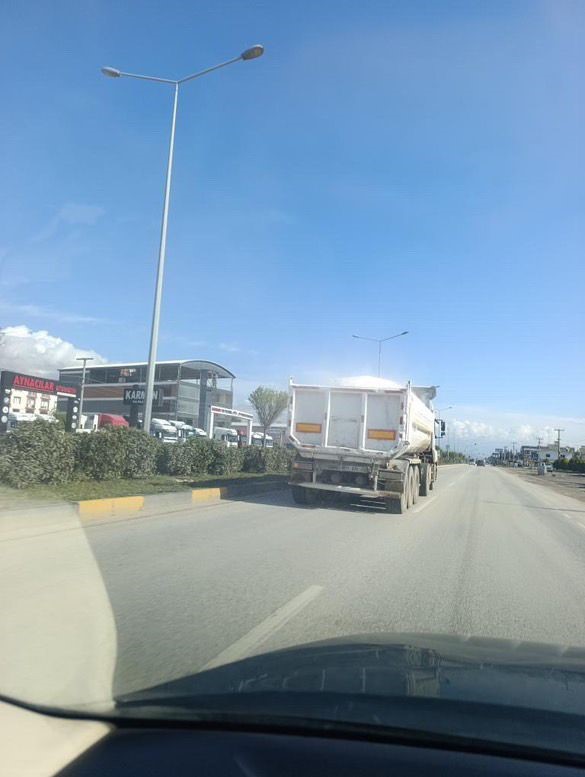 Hatay’ın Antakya ilçesinde, inşaat çalışmalarına bağlı olarak yük taşıyan kamyonların