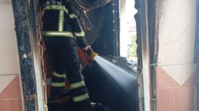 Antakya’da 4 katlı apartmanın en üst katında çıkan yangın büyük