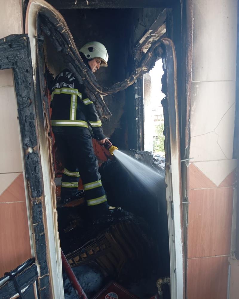 Antakya’da 4 katlı apartmanın en üst katında çıkan yangın büyük