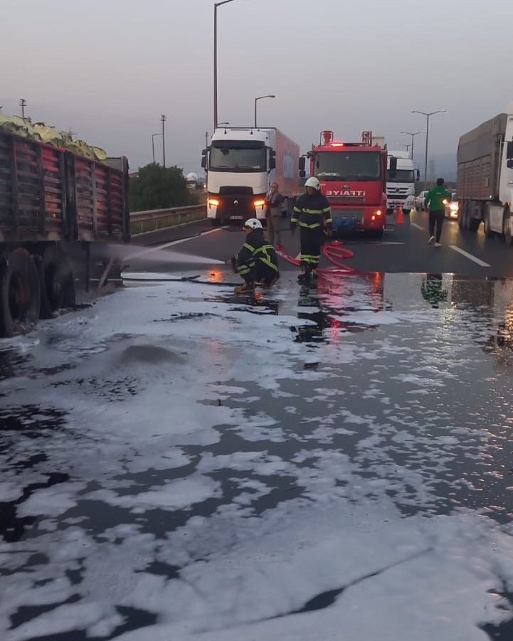 Hatay’ın Erzin ilçesinde, Hatay-Adana otoyolu üzerindeki Leçelik mevkiinde gübre yüklü