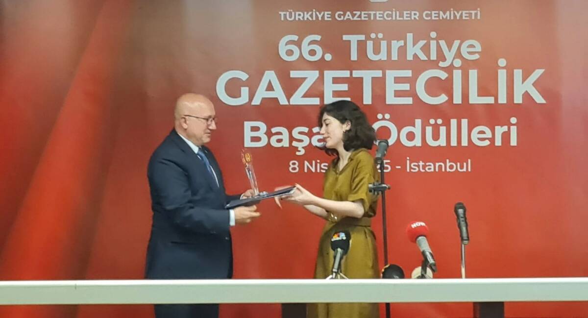 Diken muhabiri Ece Deniz, Türkiye Gazeteciler Cemiyeti'nin 2025 Türkiye Gazetecilik