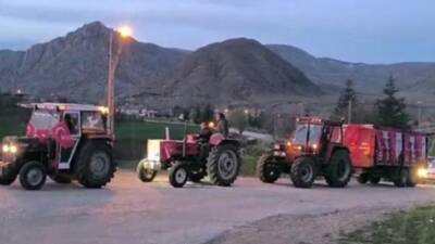 Yozgat’ın Kazankaya köyünde Ekrem İmamoğlu’na destek amacıyla traktörleriyle protestoya katılan