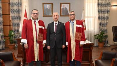 Rektörlükte düzenlenen törende Prof. Dr. Cengiz Aytun, dekanlık görevini Prof.