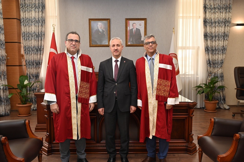 Rektörlükte düzenlenen törende Prof. Dr. Cengiz Aytun, dekanlık görevini Prof.