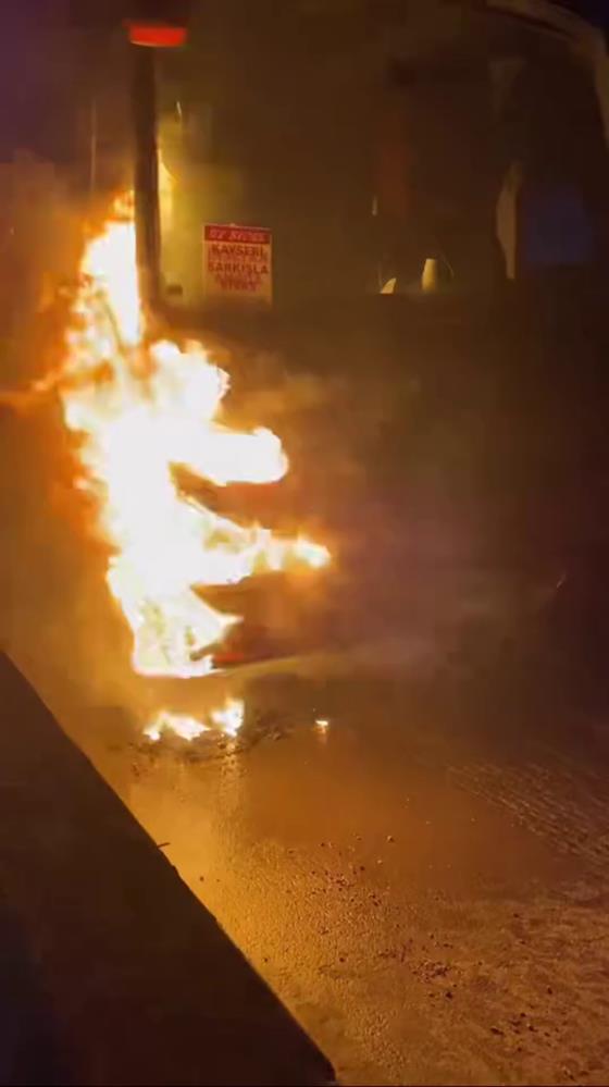 Hatay’ın Antakya-İskenderun kara yolu Kıcı mevkiinde, seyir halindeki bir yolcu