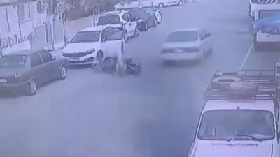 Hatay’ın Dörtyol ilçesinde, bir aracın sürücüsünün kontrolsüz şekilde kapısını açması