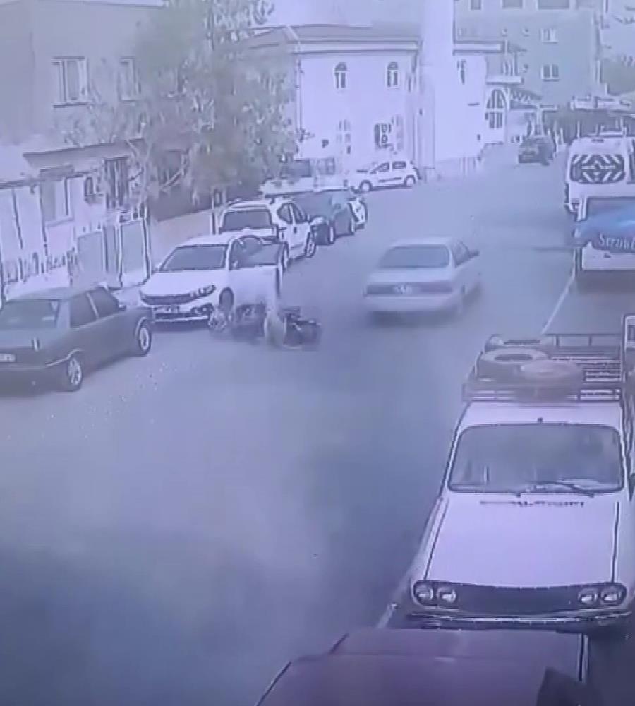 Hatay’ın Dörtyol ilçesinde, bir aracın sürücüsünün kontrolsüz şekilde kapısını açması