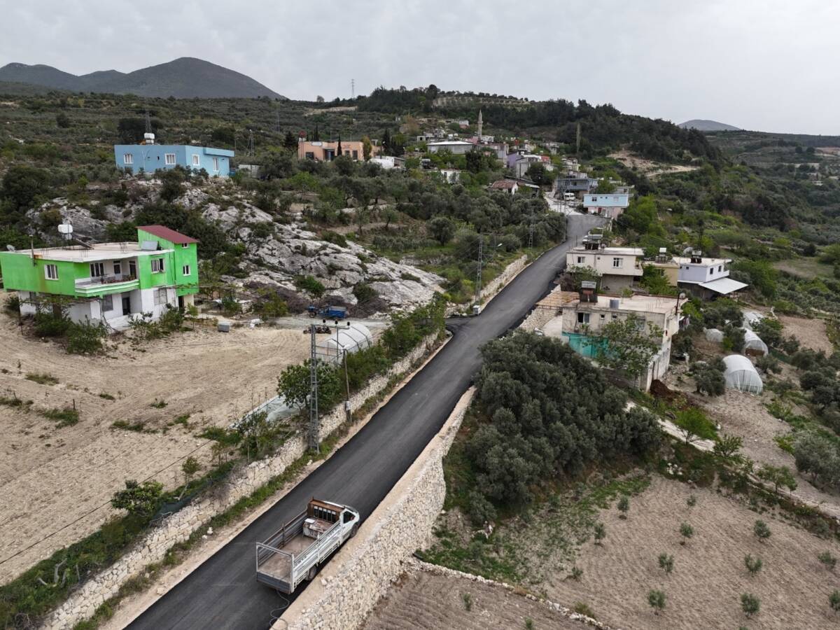 Yayladağı ilçesinde, Hatay Büyükşehir Belediyesi (HBB) Yol Bakım ve Altyapı