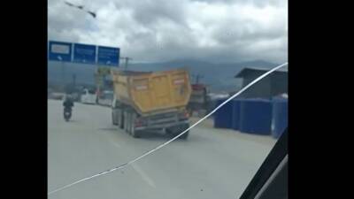 Hatay’da trafikte seyir halindeyken cep telefonuyla kaydedilen bir hafriyat kamyonu