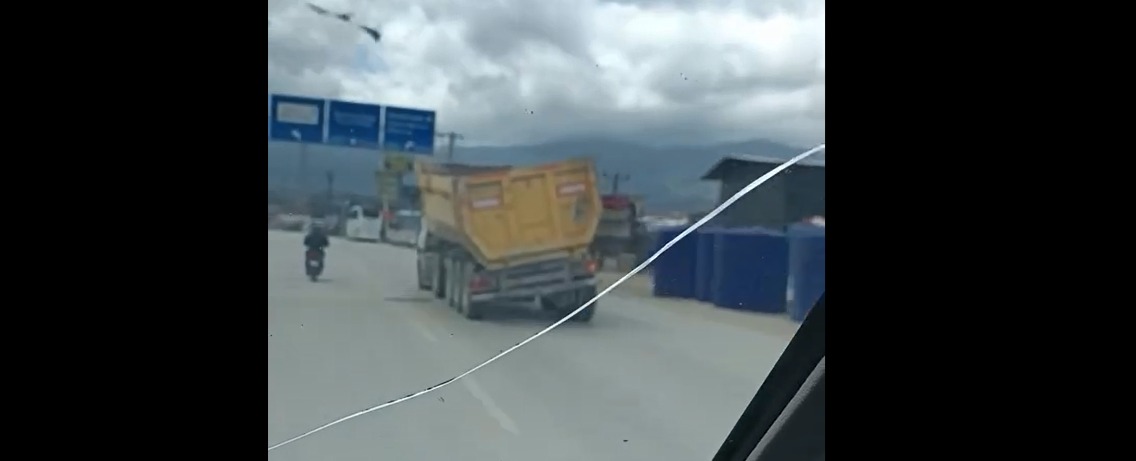 Hatay’da trafikte seyir halindeyken cep telefonuyla kaydedilen bir hafriyat kamyonu