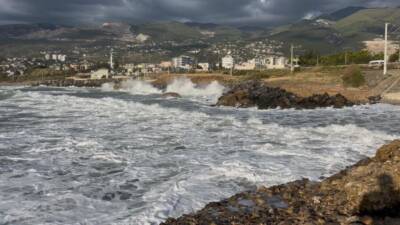 Hatay’ın İskenderun ilçesinde gün boyunca etkili olan fırtına, Denizciler Sahili’nde