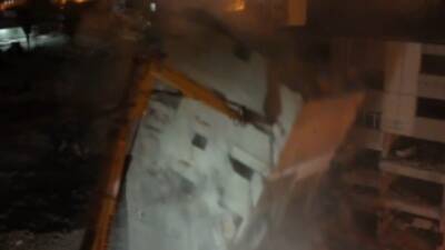 Hatay’ın Kırıkhan ilçesinde depremlerden etkilenen 7 katlı bina kontrollü şekilde