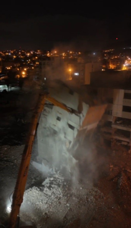 Hatay’ın Kırıkhan ilçesinde depremlerden etkilenen 7 katlı bina kontrollü şekilde