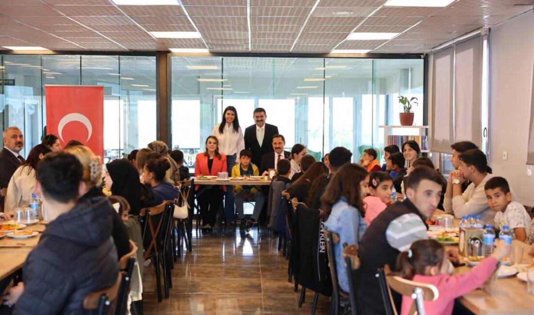 Hatay Valisi Mustafa Masatlı, eşi Esra Masatlı ile birlikte Hatay