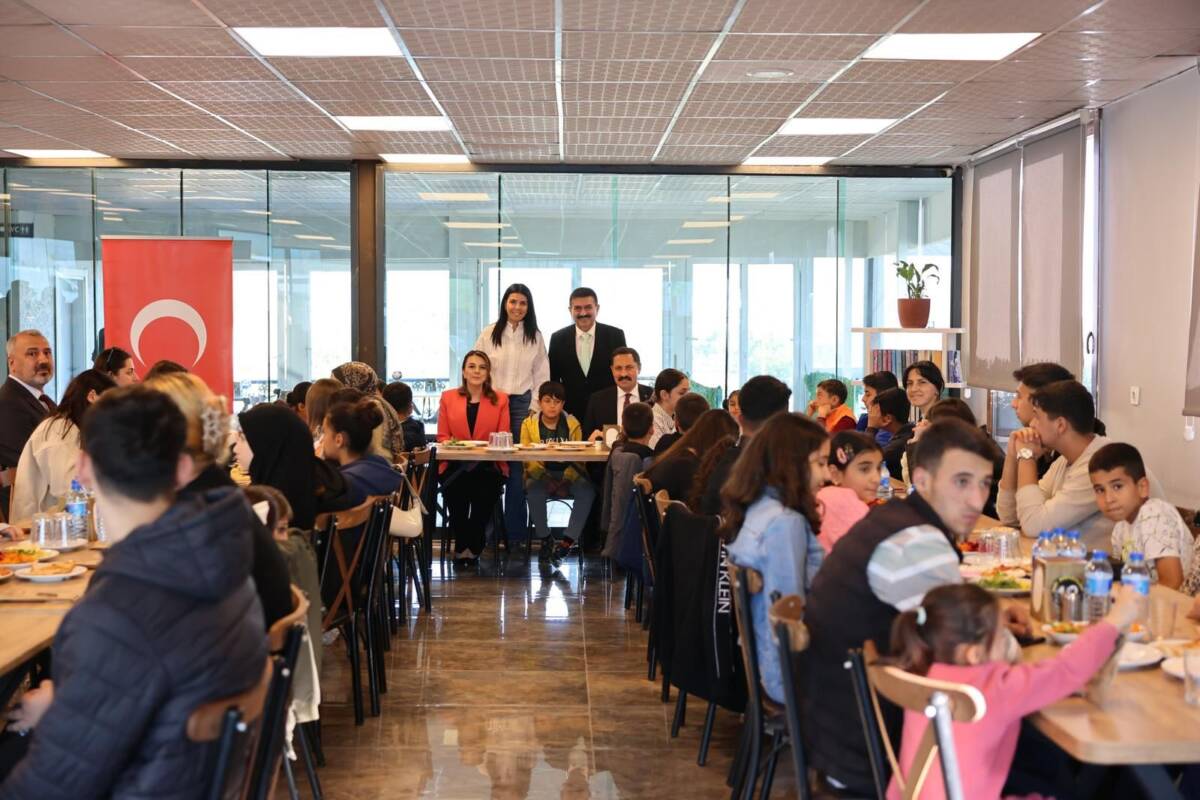 Hatay Valisi Mustafa Masatlı, eşi Esra Masatlı ile birlikte Hatay