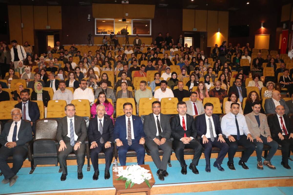 Hatay'da dört üniversitenin iş birliğiyle düzenlenen sempozyumda Mehmet Akif Ersoy'un