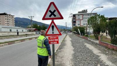 Hatay’ın Dörtyol ilçesine bağlı Özerli Mahallesi, kuduz şüphesi nedeniyle karantinaya