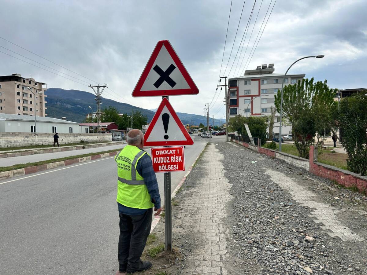 Hatay’ın Dörtyol ilçesine bağlı Özerli Mahallesi, kuduz şüphesi nedeniyle karantinaya