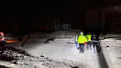 Hatay’ın Kırıkhan ilçesinde gece saatlerinde yaşanan trafik kazasında, cadde ortasında