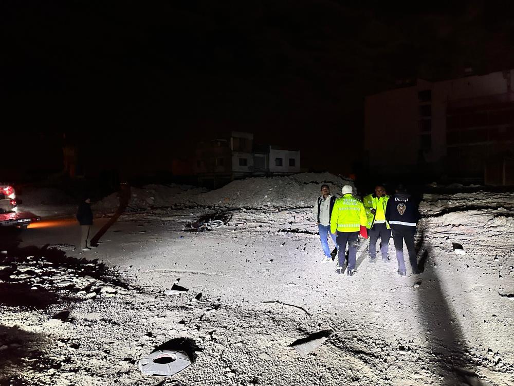 Hatay’ın Kırıkhan ilçesinde gece saatlerinde yaşanan trafik kazasında, cadde ortasında
